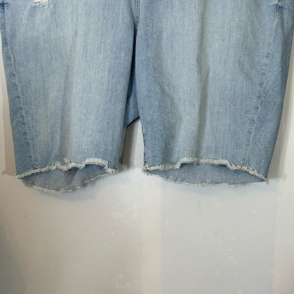 TORRID Perfect Vintage Stretch Mid-Rise Bermuda Boyfriend Short-Light Wash - Picture 2 of 10